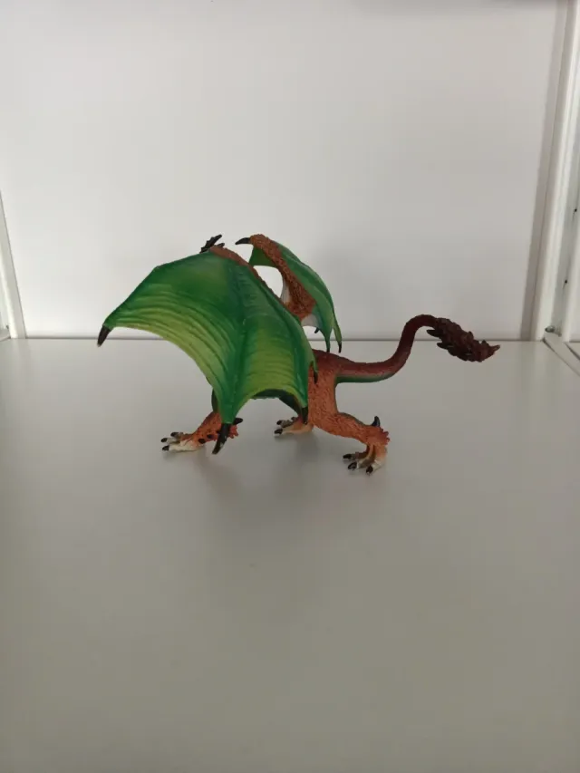 Figura de dragón con alas verdes