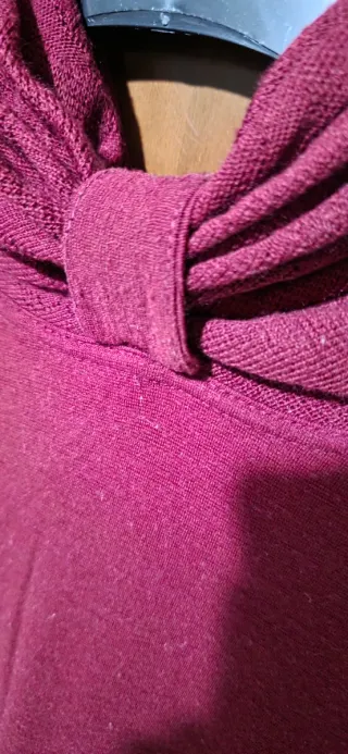 Abito stretto di lana con cappuccio