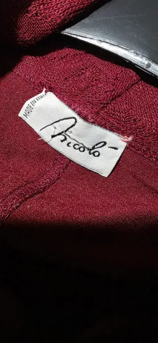 Abito stretto di lana con cappuccio