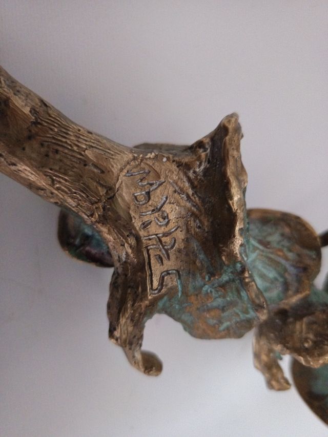 Escultura de bronce con base