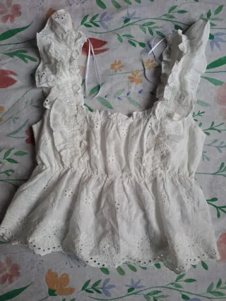 Blusa blanca con volantes
