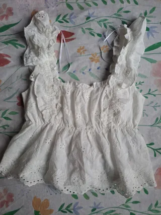 Blusa blanca con volantes