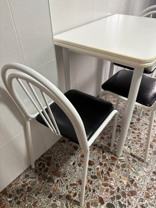 Mesa de cocina con 3 sillas blancas