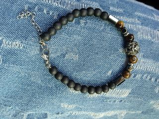 Braccialetto con leone e pietre nere