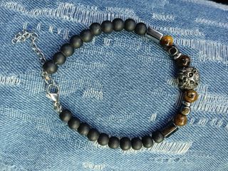 Braccialetto con leone e pietre nere