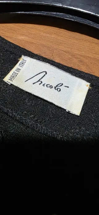 Abito nero di lana stretto