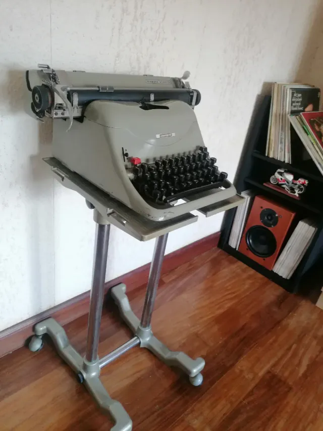 Máquina de escribir Olivetti con soporte