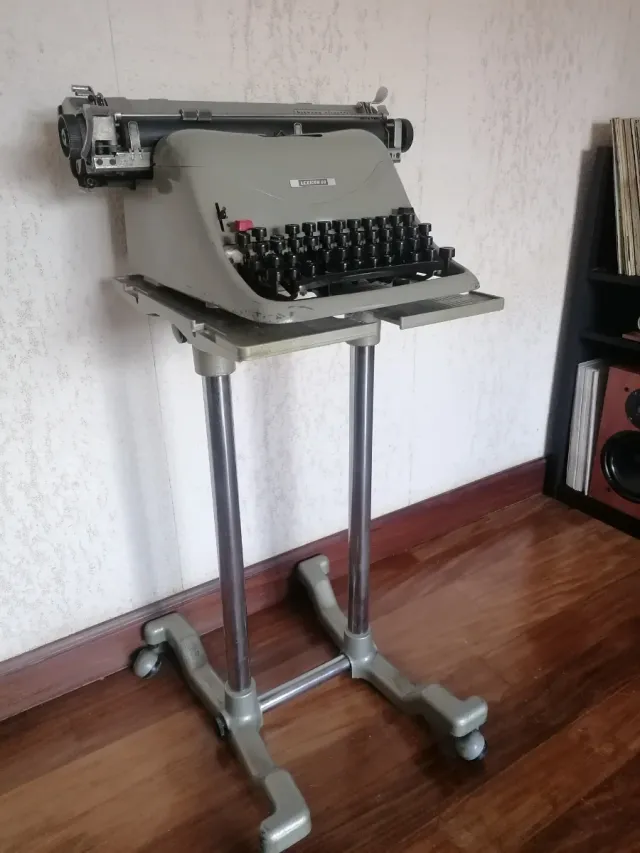 Máquina de escribir Olivetti con soporte