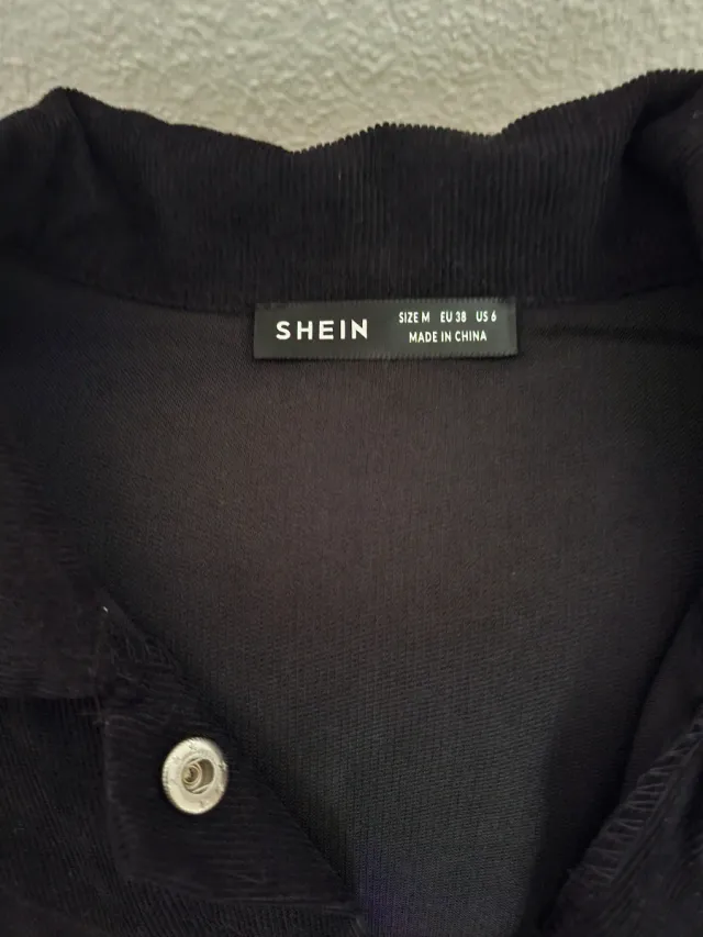 Chaqueta negra con flecos y pedrería