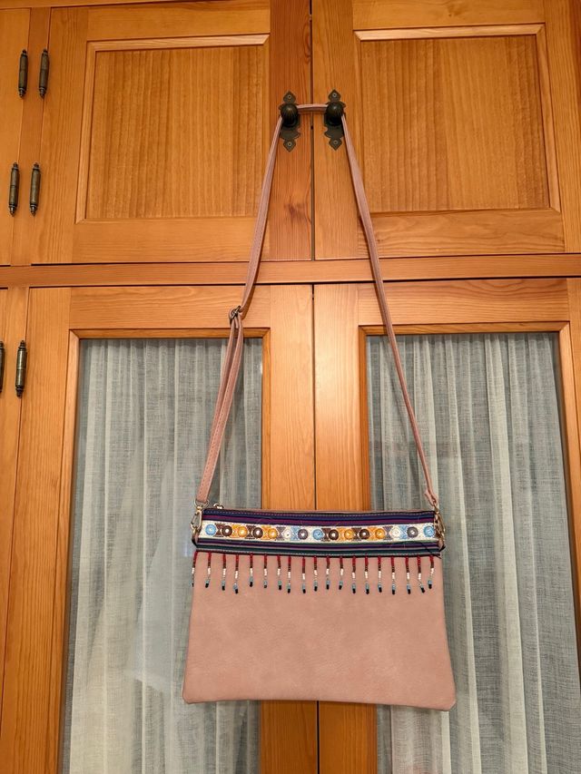 Bolso cartera rosa con adornos