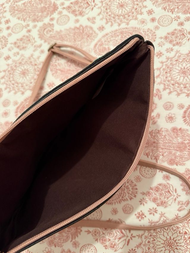 Bolso cartera rosa con adornos