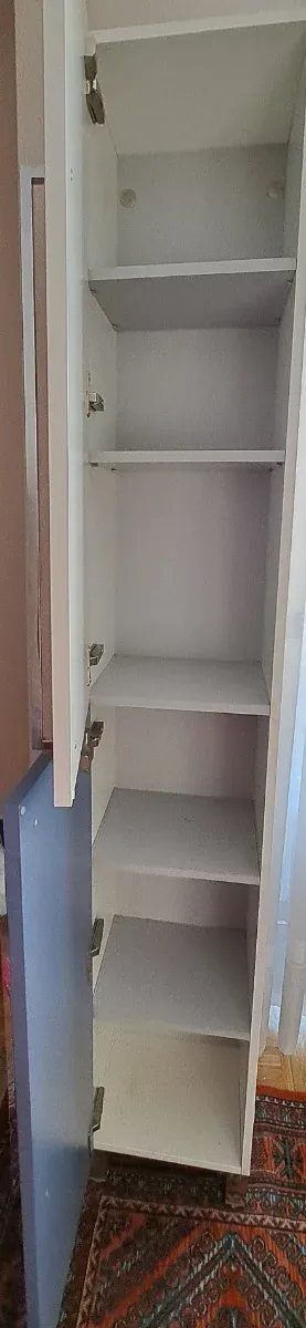 Armadio a colonna a 2 ante con ripiani