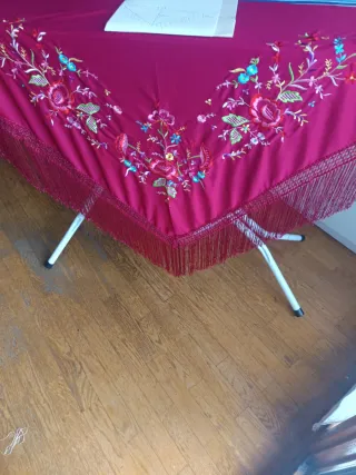 Mantón Sevillana Bordado Granate