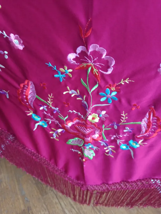 Mantón Sevillana Bordado Granate
