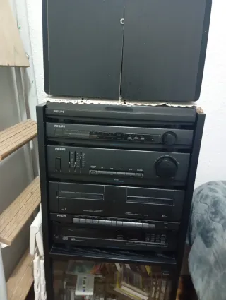 Cadena de música con altavoces