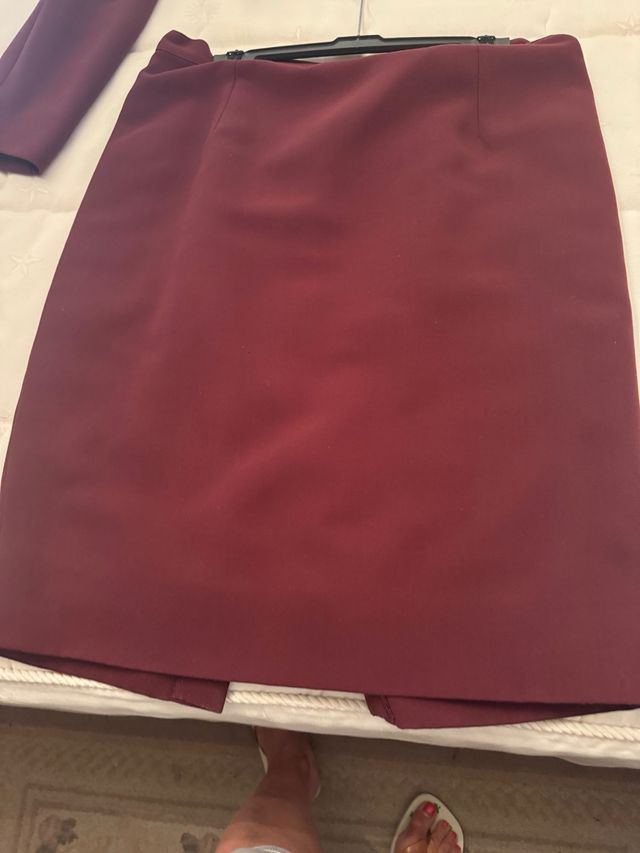 Traje chaqueta falda  granate talla 48 es falda