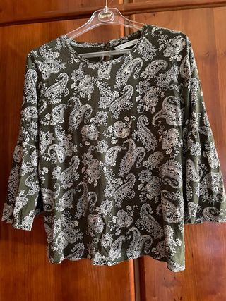 Blusa verde con estampado paisley
