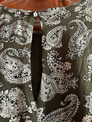 Blusa verde con estampado paisley