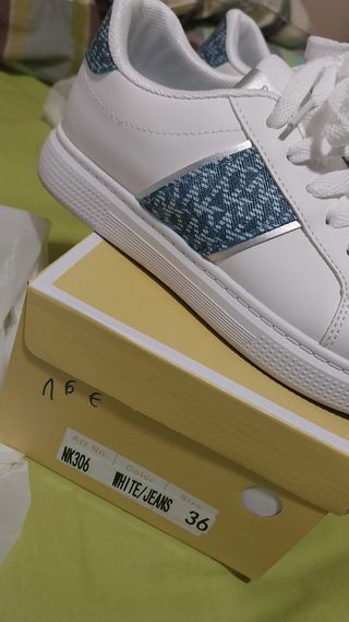 Zapatillas deportivas blancas con detalle