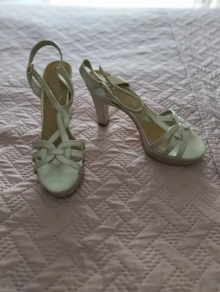Sandalias doradas de tacón N°40