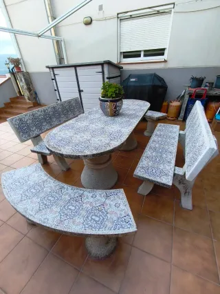 Mesa y bancos de piedra con cerámica