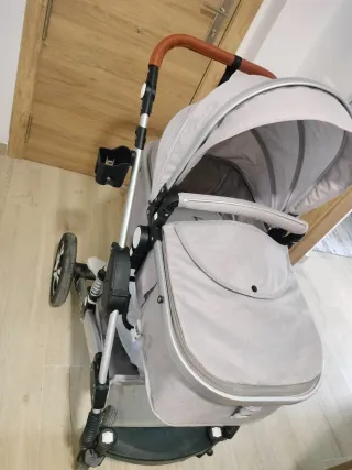 Carrito de bebé gris