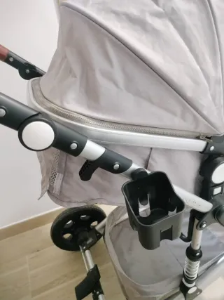 Carrito de bebé gris