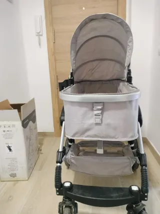 Carrito de bebé gris