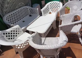 Conjunto de sillas de jardín: banco, mesa .