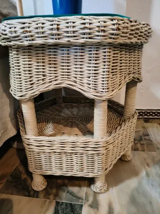 Mesa auxiliar hexagonal mimbre y cristal