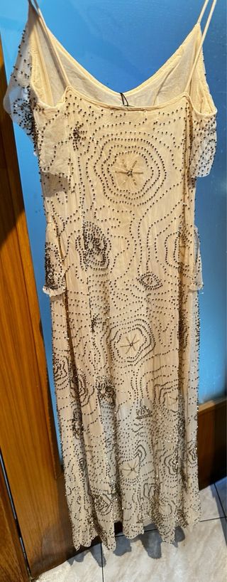 Vestido largo beige y dorado con abalorios