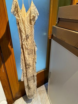 Vestido largo beige y dorado con abalorios