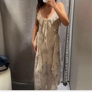 Vestido largo beige y dorado con abalorios