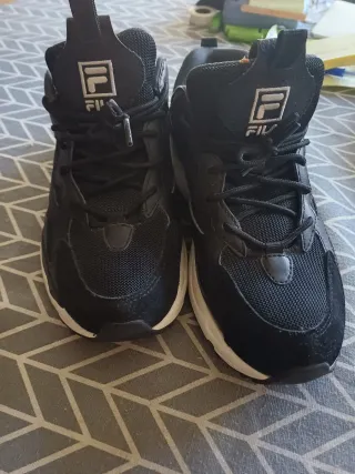 Zapatillas Fila Negras y Blancas