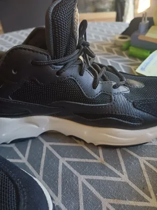 Zapatillas Fila Negras y Blancas