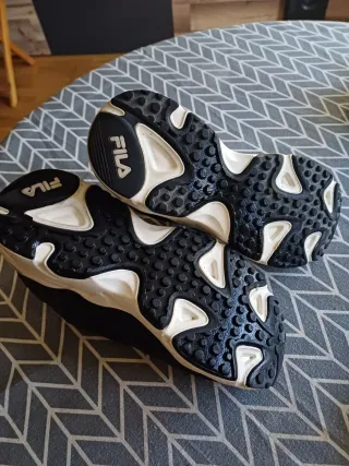 Zapatillas Fila Negras y Blancas