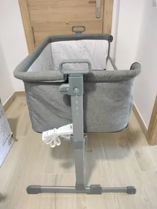 Cuna de bebé gris