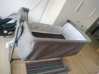 Cuna de bebé gris