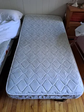 2 Colchones y Somieres Madera