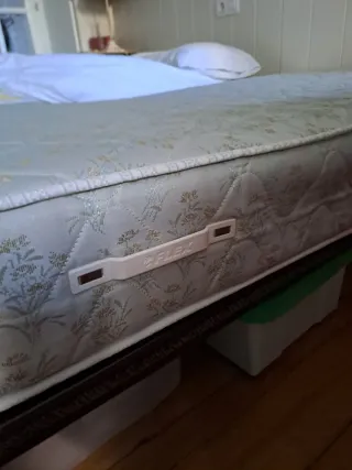 2 Colchones y Somieres Madera