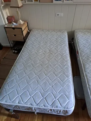 2 Colchones y Somieres Madera