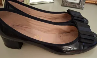 Scarpe donna vernice blu con fiocco