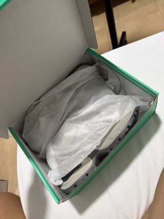 Zapatillas deportivas grises y plateadas