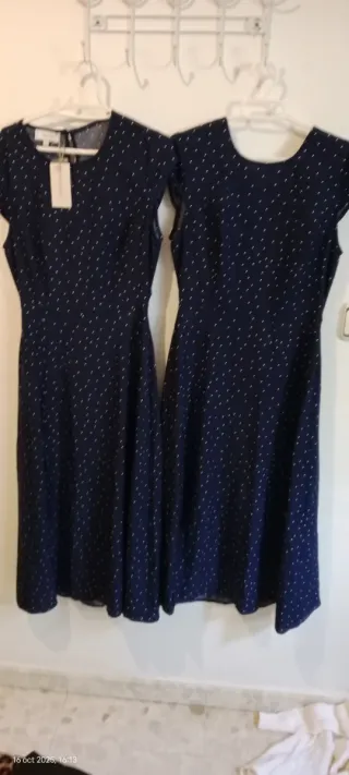 Conjunto de 2 vestidos azul marino con lunares