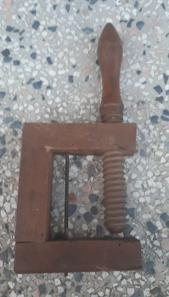 Antichi morsetti in legno