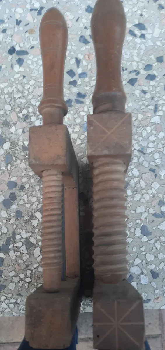 Antichi morsetti in legno