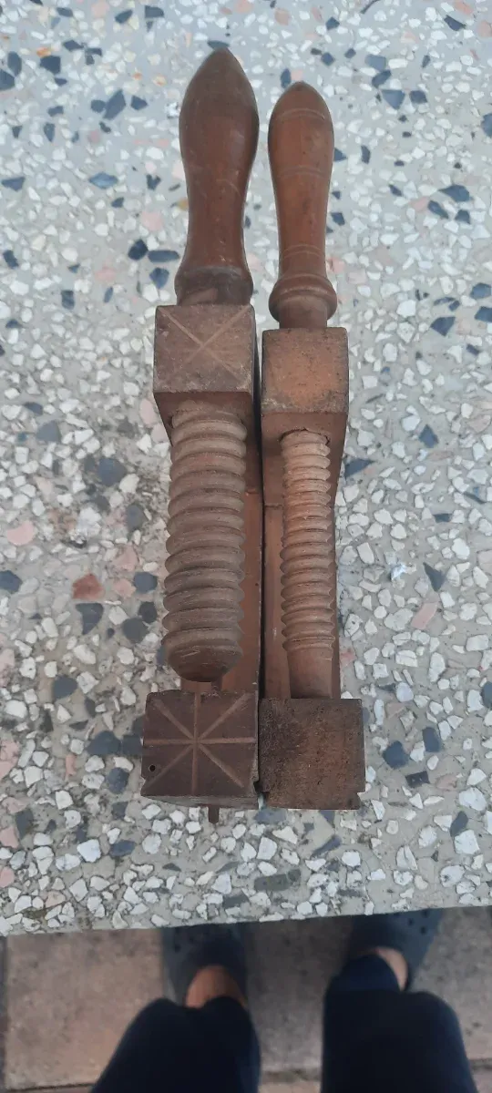 Antichi morsetti in legno