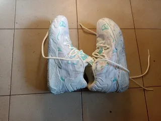 Zapatillas deportivas blancas y turquesa