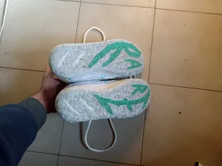 Zapatillas deportivas blancas y turquesa