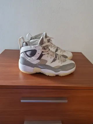 Zapatillas Jordan Talla 42 Blancas y Grises